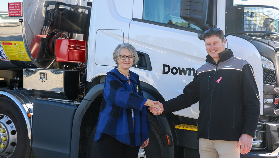 Downer awarded Waipā District’s roading contract Dawn Inglis, WDC group manager service delivery; and Chris Seath, Downer Waikato regional manager